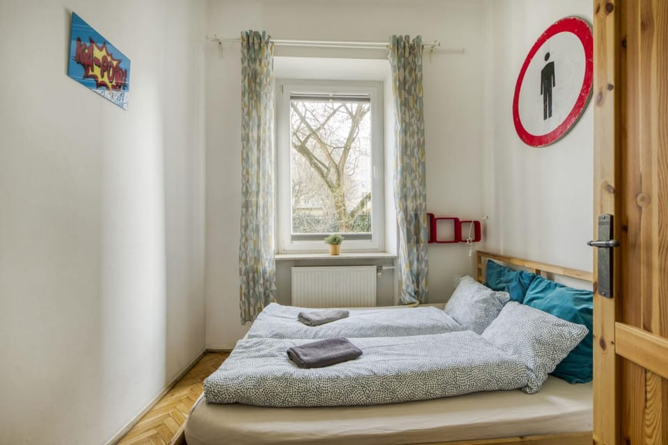 Bed, towels
