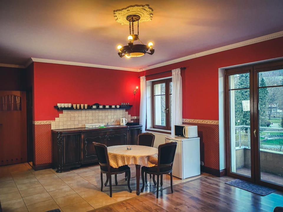 Kitchen or kitchenette, Dining area