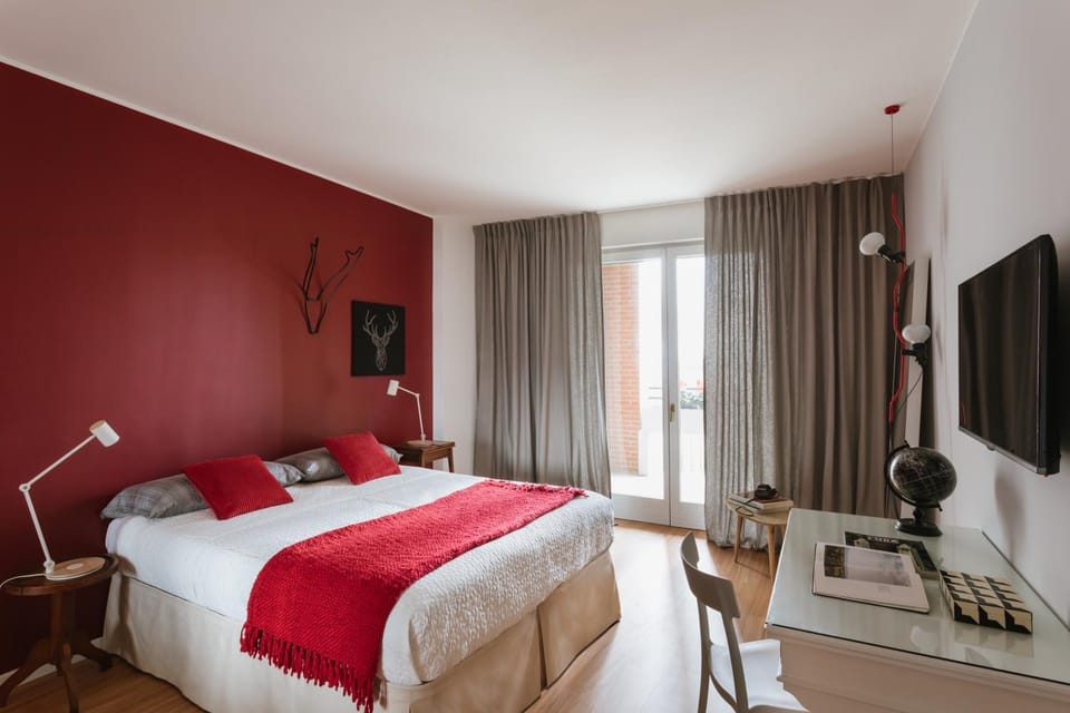 Bed, TV and multimedia, Photo of the whole room, Bedroom