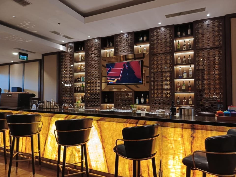 Restaurant/places to eat, Lounge or bar