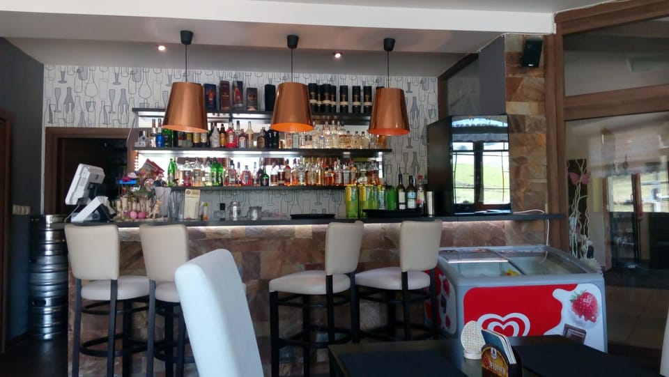 Restaurant/places to eat, Food and drinks