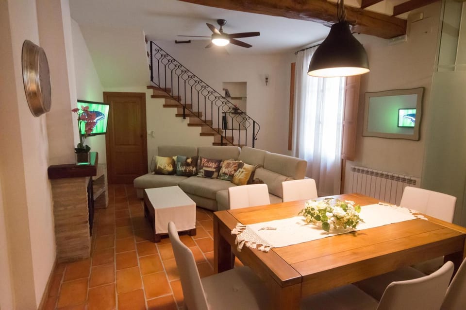 Communal lounge/ TV room, TV and multimedia, Living room, Dining area, On site, Family
