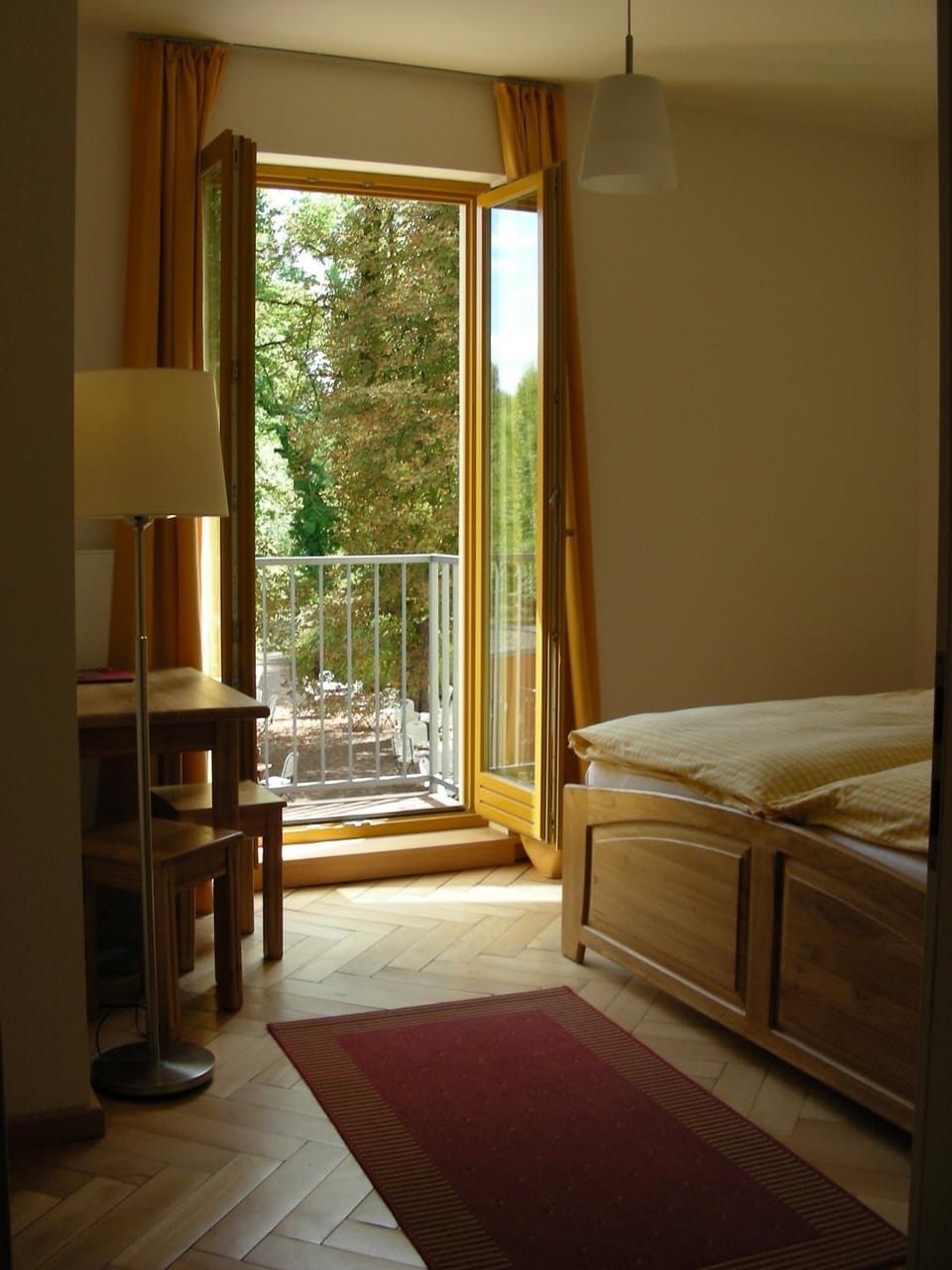 Photo of the whole room, Garden view