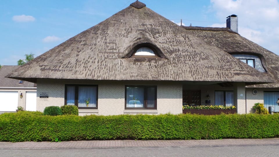 Property building, Facade/entrance, Garden