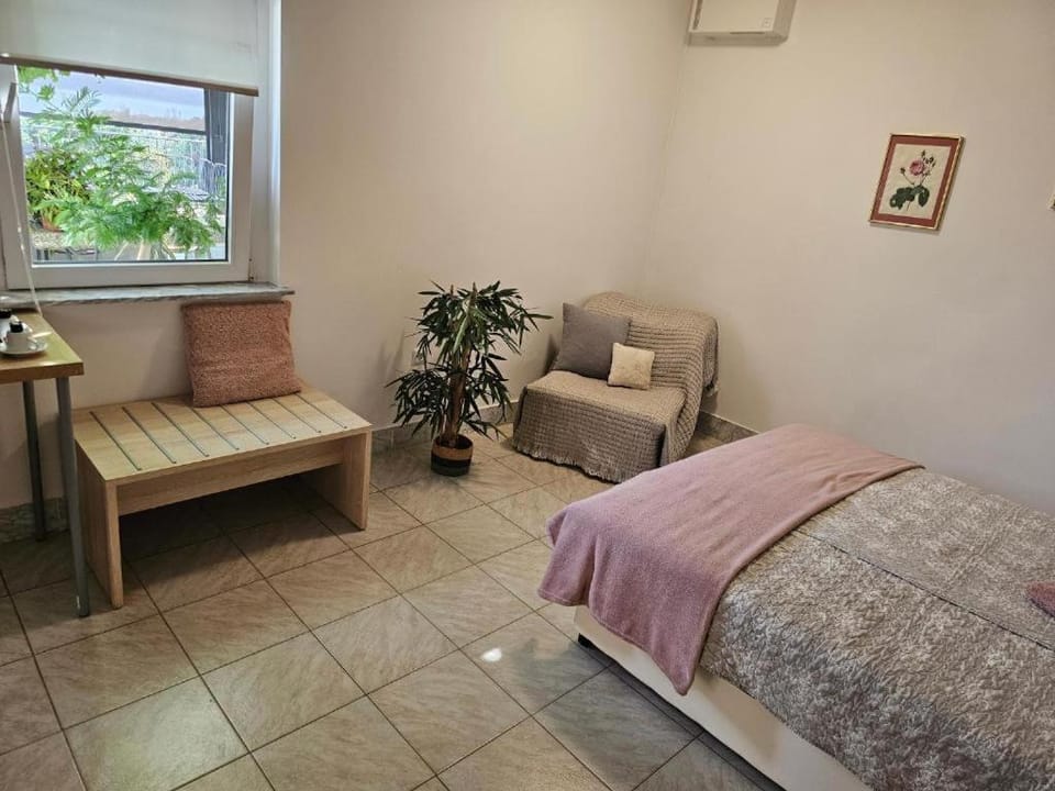 Bed, Photo of the whole room, Seating area