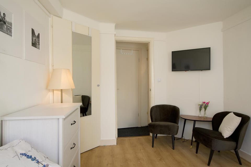 Photo of the whole room, Seating area