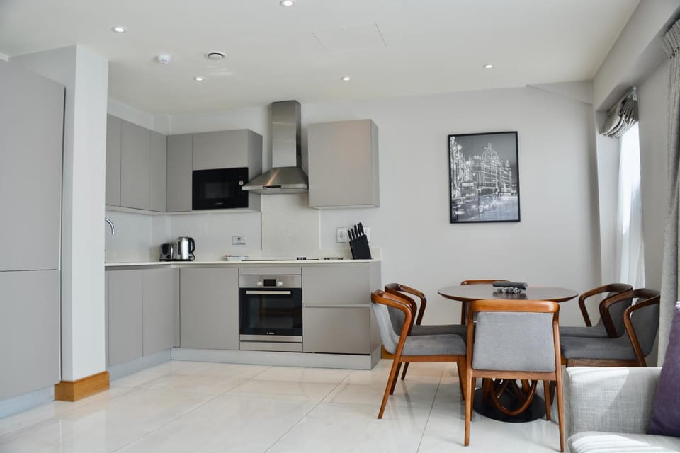 Kitchen or kitchenette, Dining area, minibar, pet friendly, stove