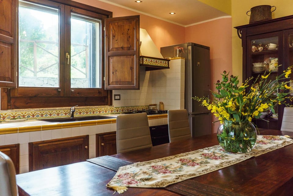 Kitchen or kitchenette, Dining area