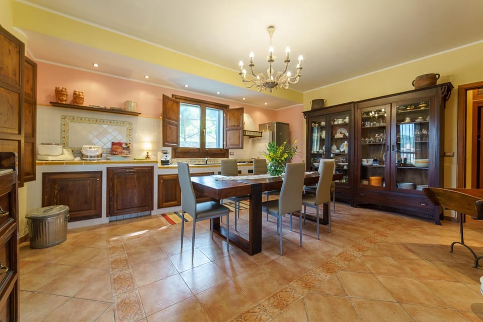 Kitchen or kitchenette, Dining area