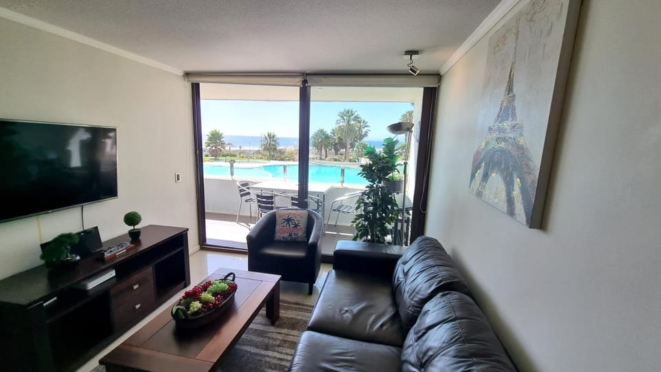Communal lounge/ TV room, Living room, Seating area