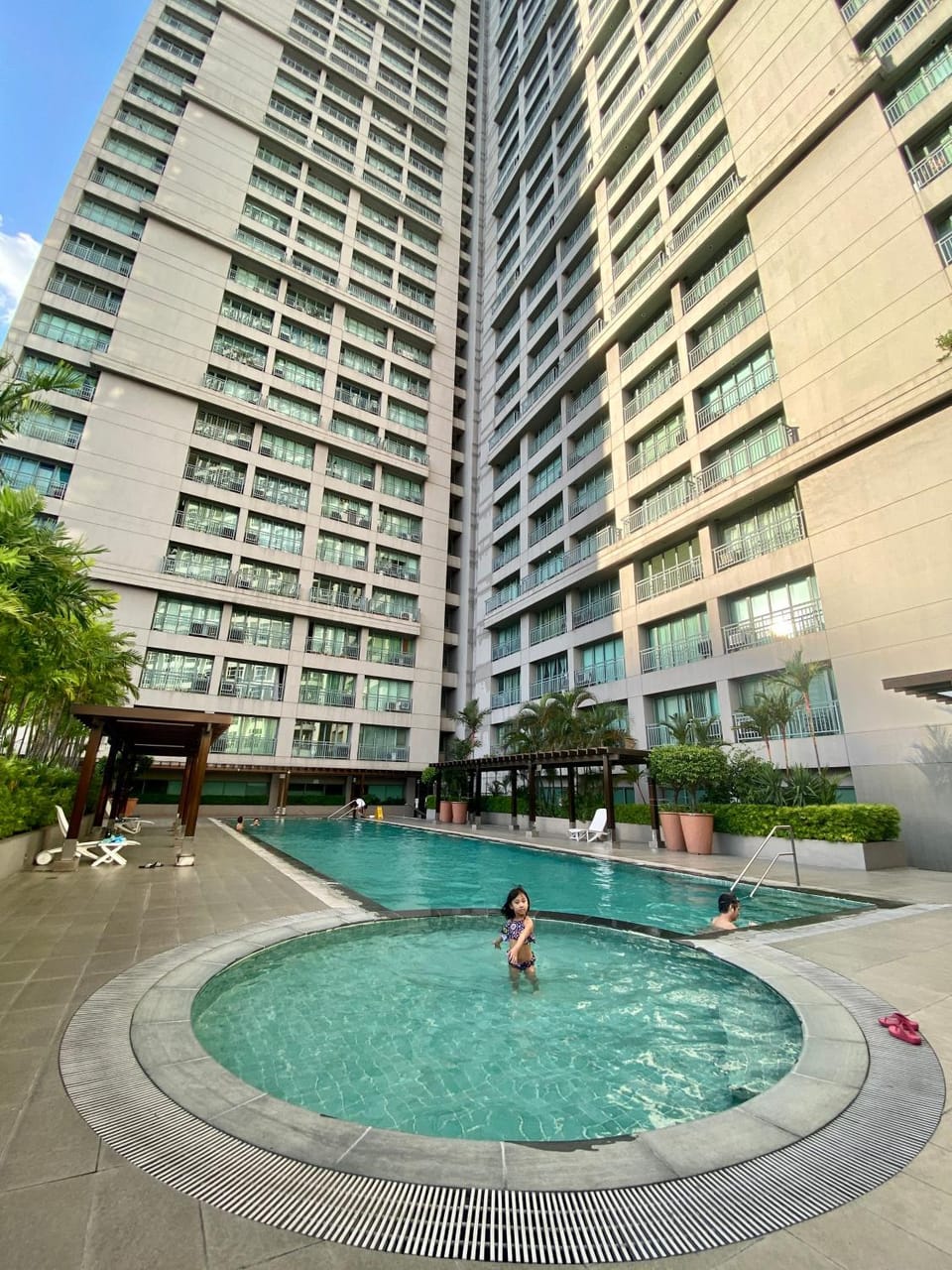 ORTIGAS 2 Br Corner Unit With 2 Queen Across Shangrila Apartment in Mandaluyong