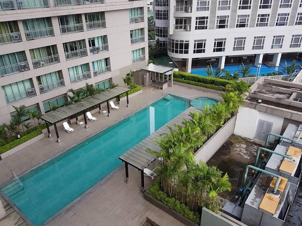 ORTIGAS 2 Br Corner Unit With 2 Queen Across Shangrila Apartment in Mandaluyong