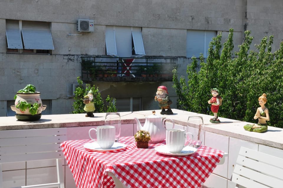 View (from property/room), Balcony/Terrace, Food and drinks, Decorative detail