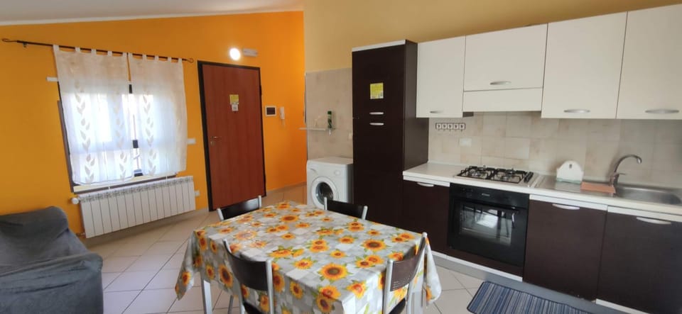 Coffee/tea facilities, Kitchen or kitchenette, Living room, Dining area, stove