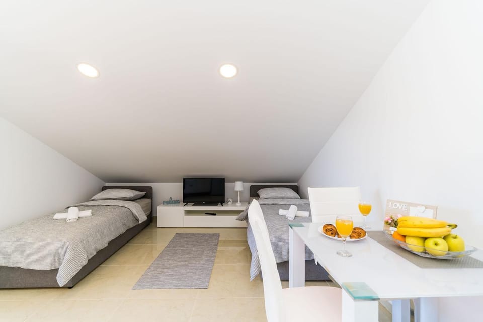 Photo of the whole room, Dining area