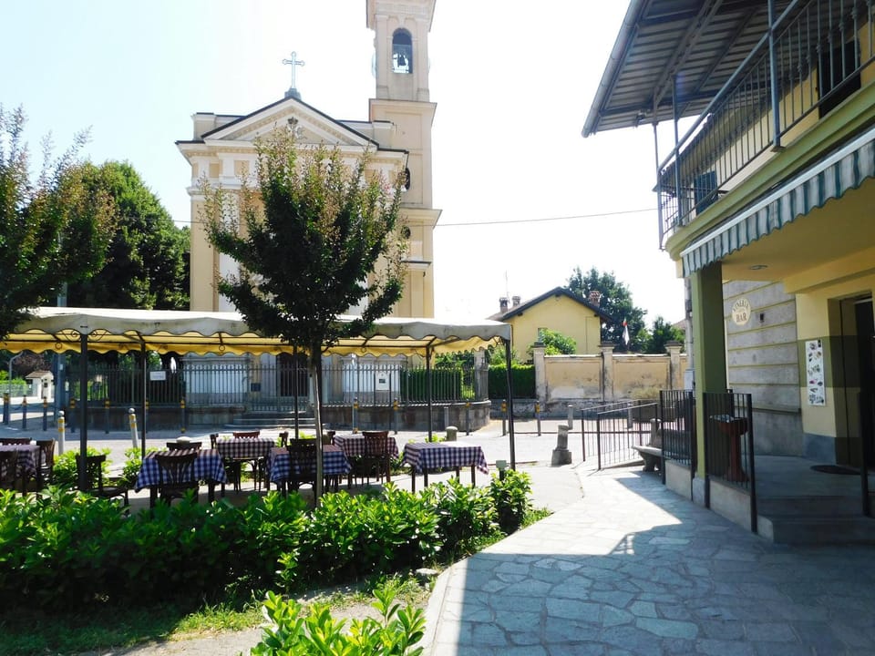 Property building, Restaurant/places to eat, Restaurant/places to eat, Day