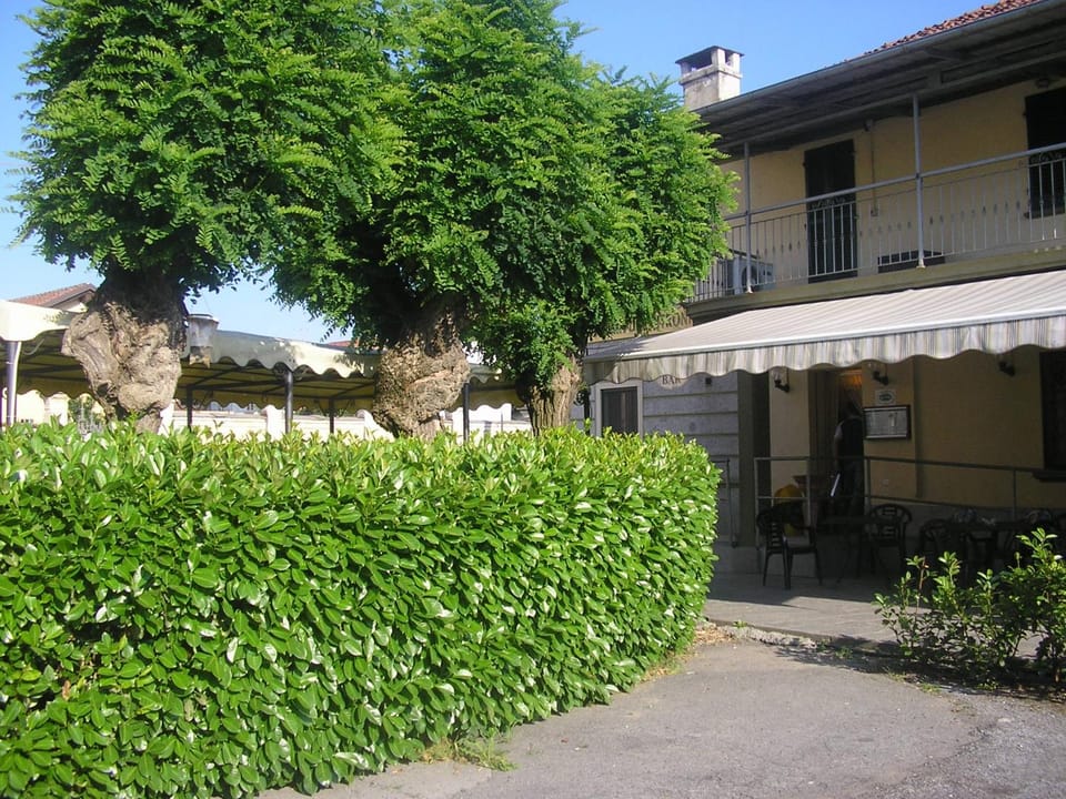 Property building, Restaurant/places to eat, Facade/entrance, Garden