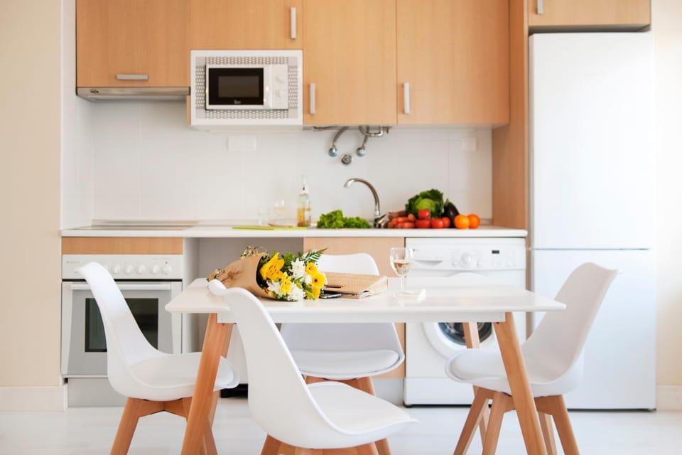 Kitchen or kitchenette, Dining area