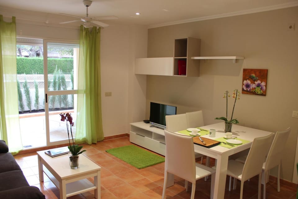 TV and multimedia, Living room, Dining area, Family