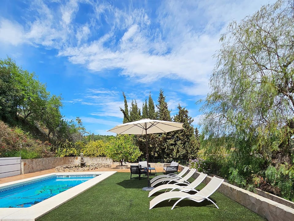 Shower, Off site, Day, Natural landscape, Summer, Solarium, Swimming pool, sunbed