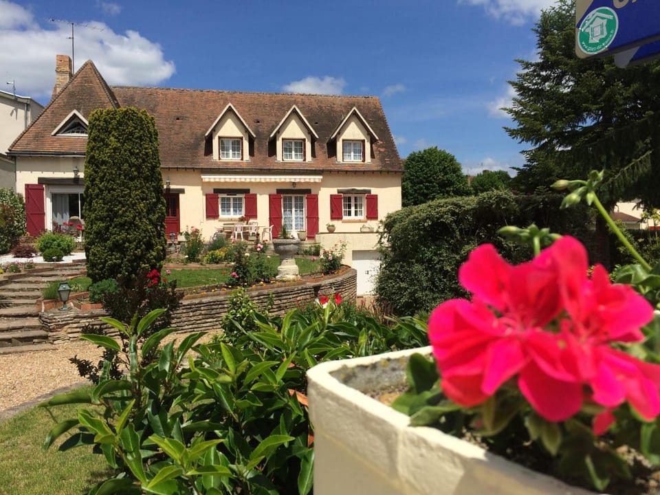 Property building, Facade/entrance, Garden, On site, Garden view