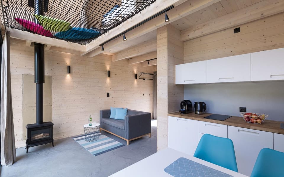 Coffee/tea facilities, Kitchen or kitchenette, Living room, Seating area, air conditioner