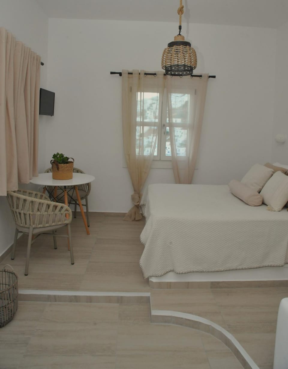 Bed, Photo of the whole room, Seating area