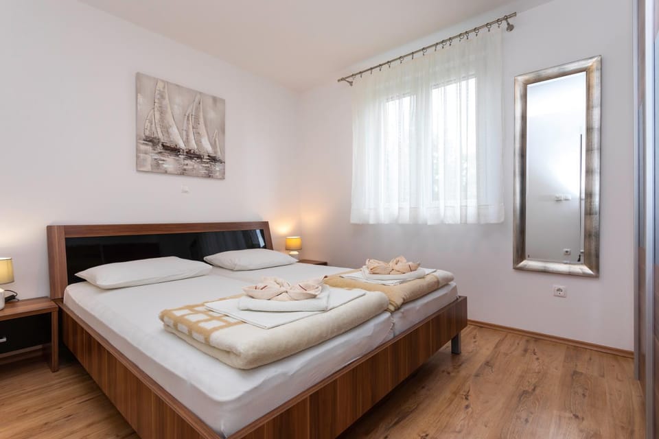 Bed, Bedroom, towels