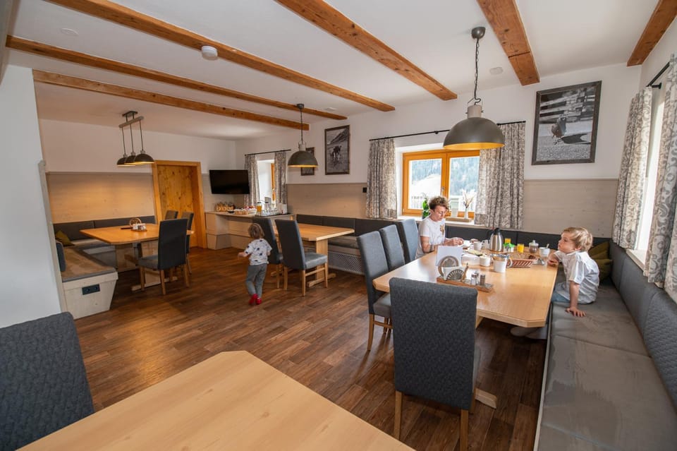 Food and drinks, Seating area, Dining area