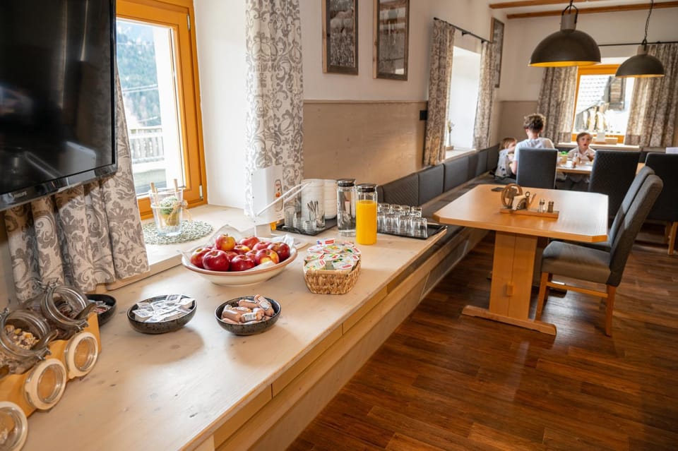 Dining area, Continental breakfast