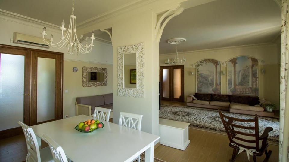 Living room, Food and drinks, Seating area, Dining area, air conditioner