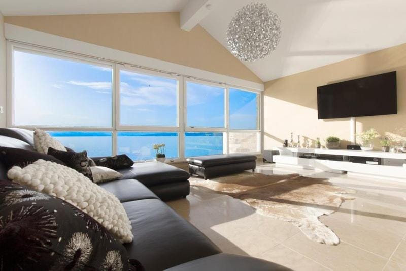 Communal lounge/ TV room, TV and multimedia, Living room, Seating area, Pool view, Sea view