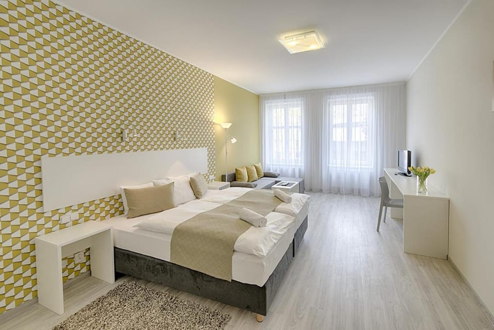 TV and multimedia, Seating area, Bedroom