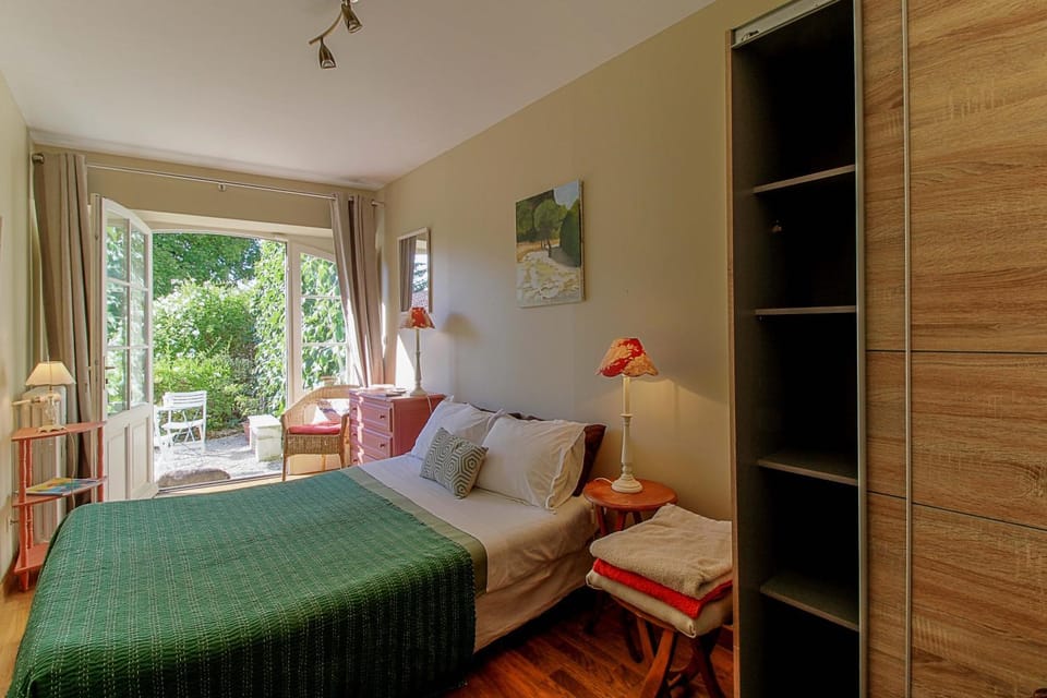 Photo of the whole room, Garden view