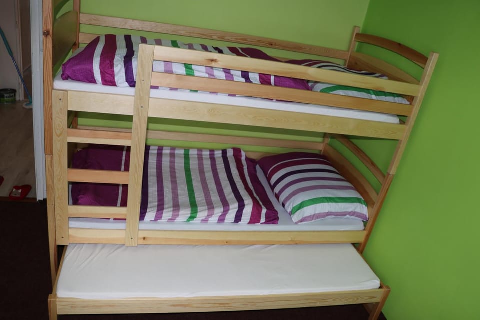 Bedroom, bunk bed