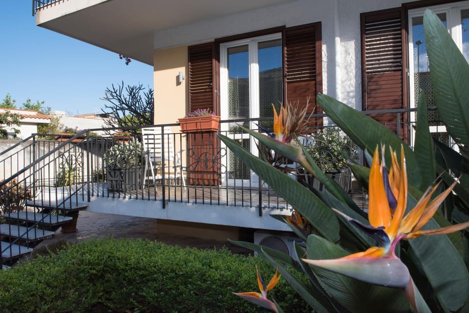 Property building, Facade/entrance, Natural landscape, Garden, Balcony/Terrace, Bedroom