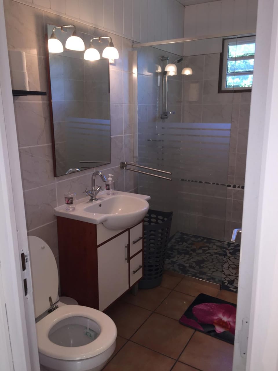 Shower, Toilet, Bathroom, towels