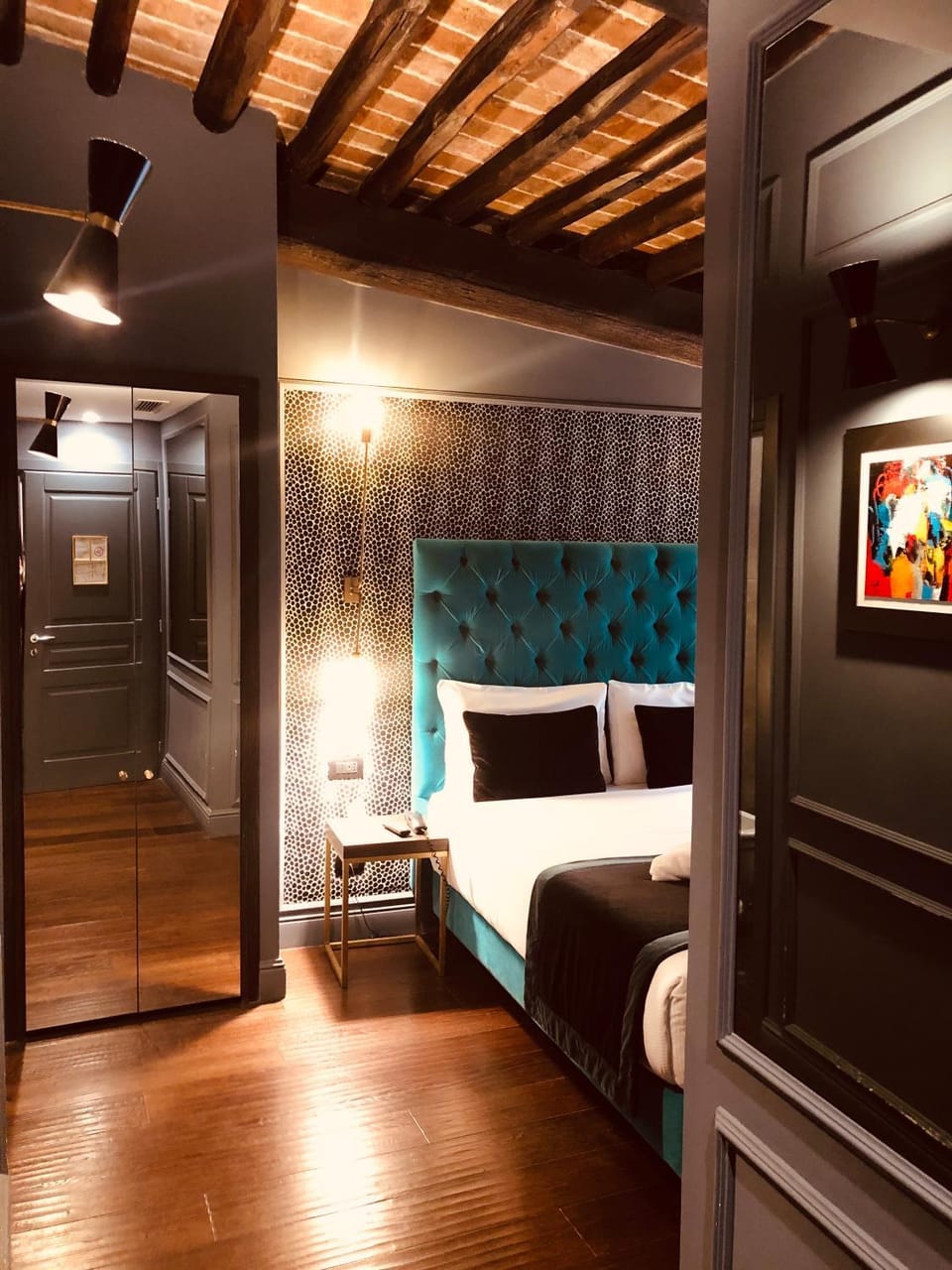 Bed, Coffee/tea facilities, Photo of the whole room, Decorative detail, Bedroom, Street view, Alcoholic drinks, Non alcoholic drinks