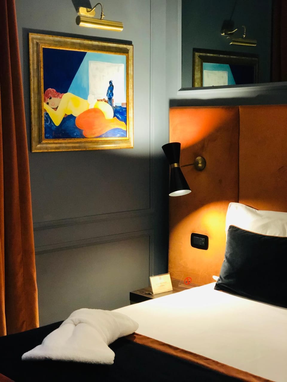 Bed, TV and multimedia, Decorative detail, Bedroom
