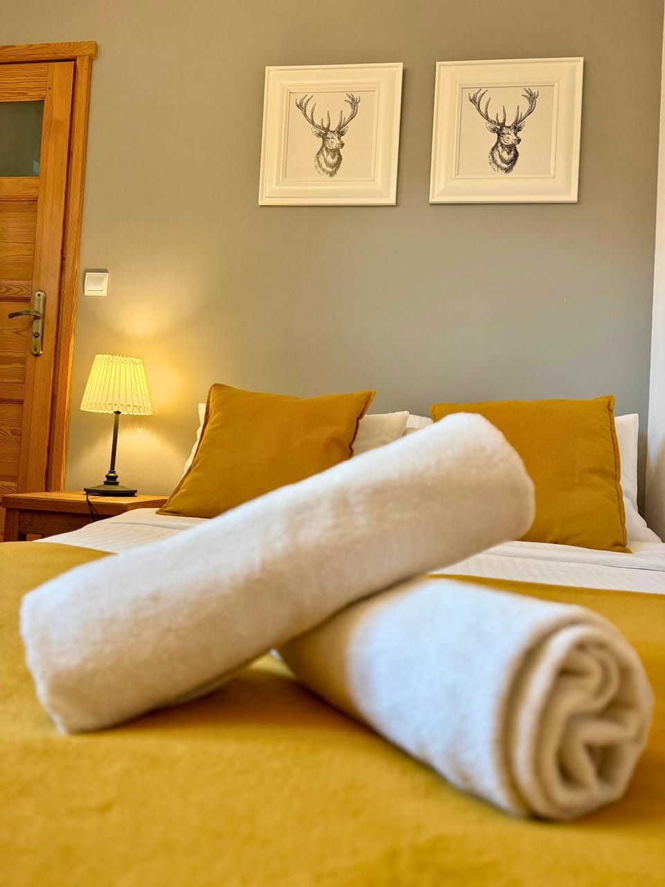 Bed, Photo of the whole room, towels