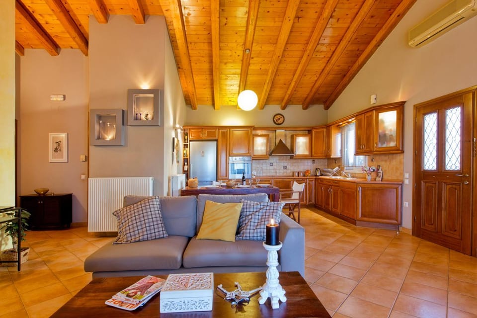 TV and multimedia, Coffee/tea facilities, Kitchen or kitchenette, Living room, Seating area, Dining area