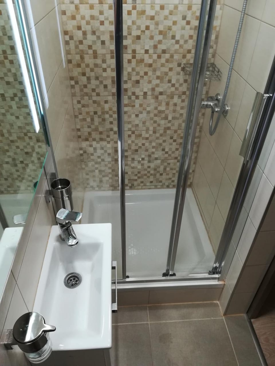 Shower, Toilet
