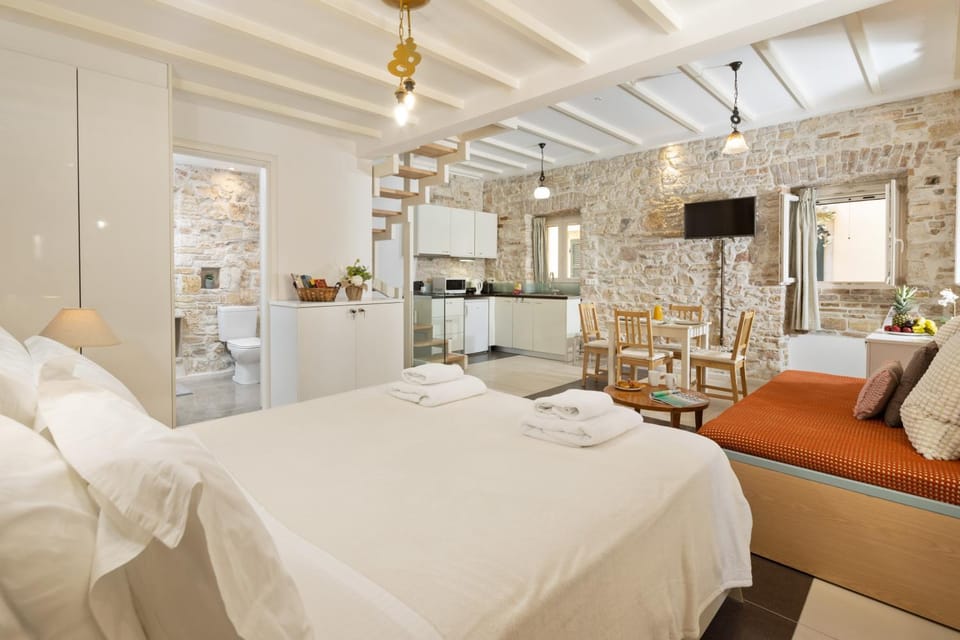 Bed, Kitchen or kitchenette, Seating area, Dining area