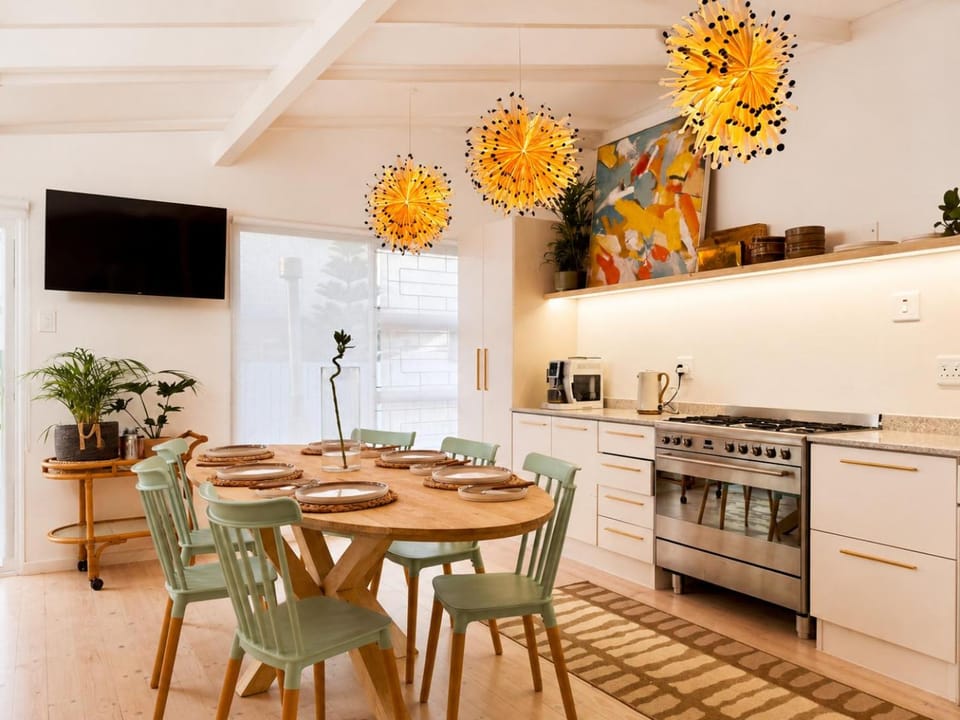 TV and multimedia, Coffee/tea facilities, Kitchen or kitchenette, Dining area, oven, stove, kitchen, kitchen
