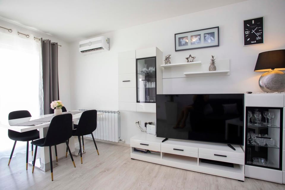 TV and multimedia, Living room, Seating area, Dining area