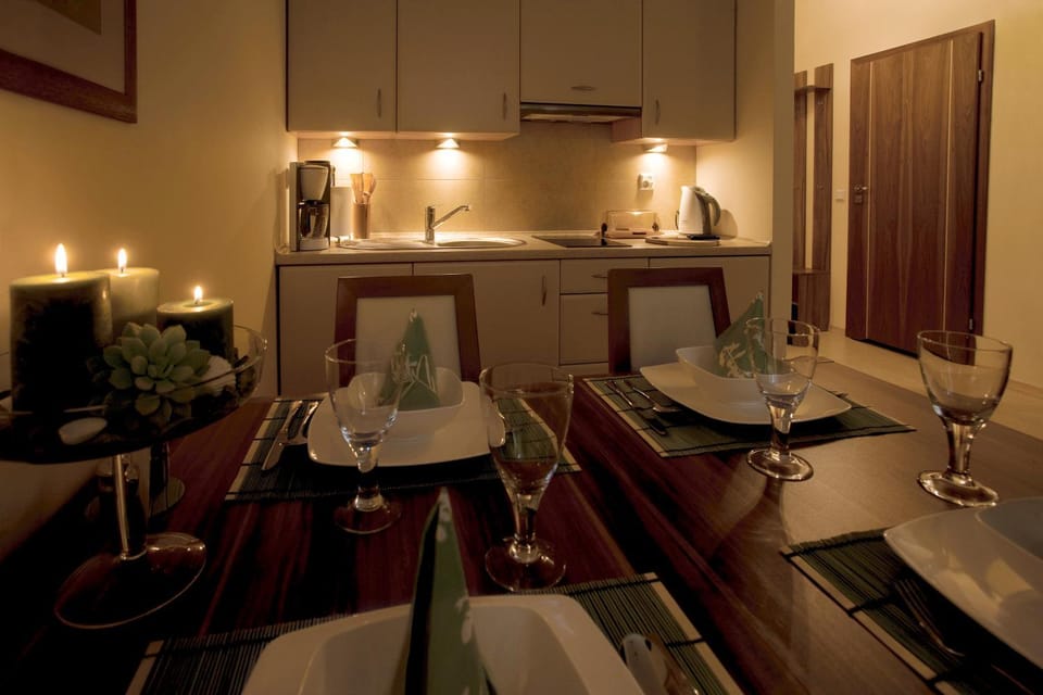Kitchen or kitchenette, Food and drinks, Dining area