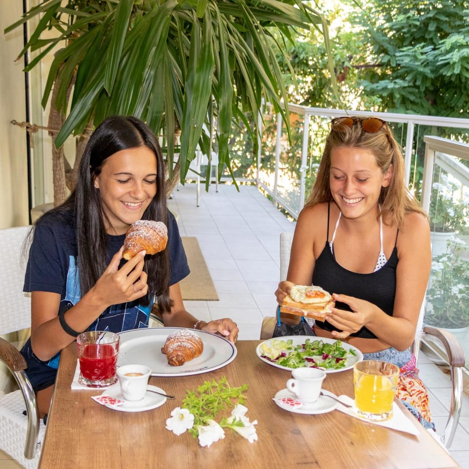 Breakfast, Continental breakfast, group of guests