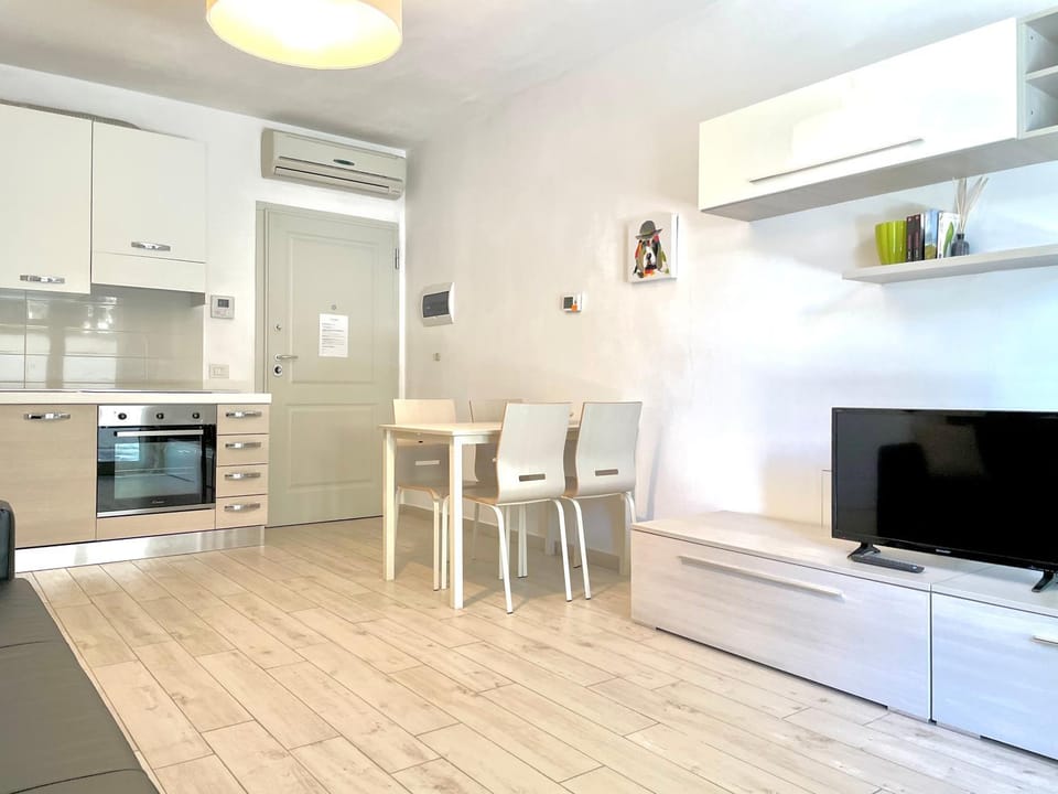 TV and multimedia, Kitchen or kitchenette, Living room, Seating area, Dining area