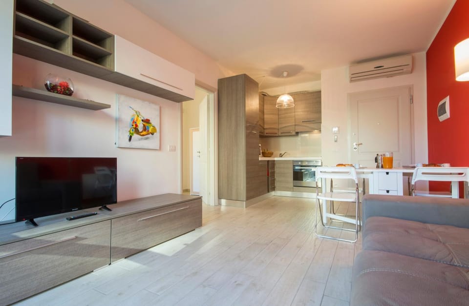 TV and multimedia, Coffee/tea facilities, Kitchen or kitchenette, Living room, Seating area, Dining area