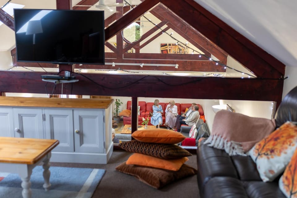 Property building, Communal lounge/ TV room, TV and multimedia, Living room, Seating area